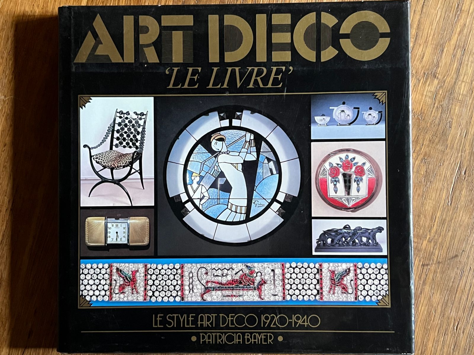 Art Deco - Patricia Bayer - 1989 | Couverture complète de tous les domaines de l'Art Déco : architecture, mobilier, arts décoratifs | Aufildeslivres.fr