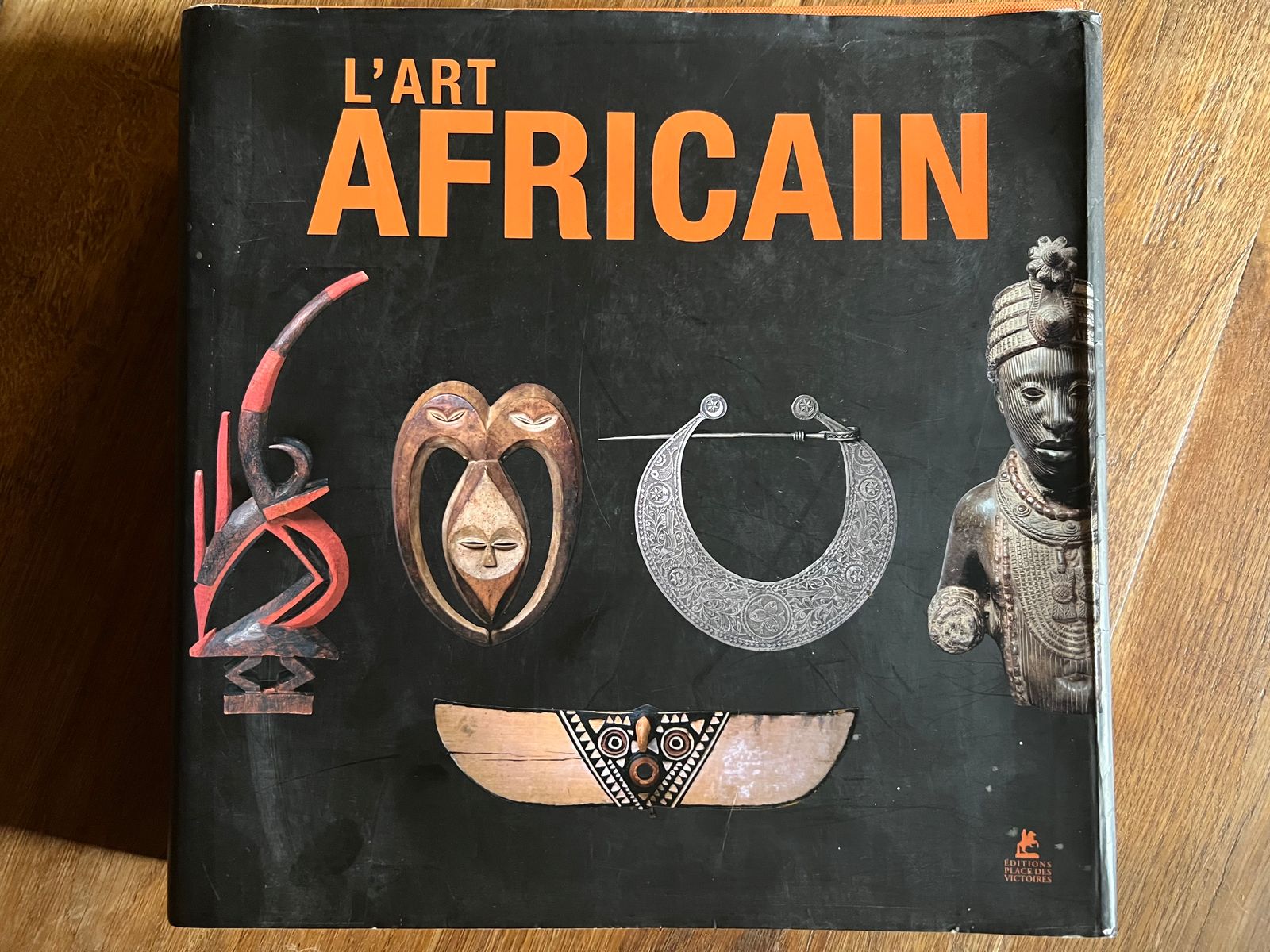 Chefs-d'oeuvres de l'Art Africain - Ivan Bargna - 2011 | Ouvrage de référence exhaustif présentant les plus grandes œuvres de l'art africain traditionnel provenant des collections muséales mondiales | Aufildeslivres.fr