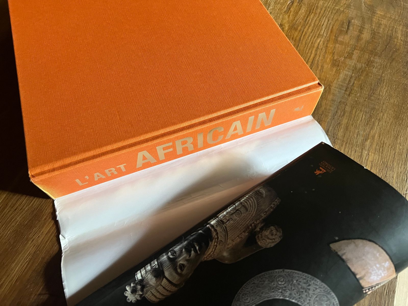 Chefs-d'oeuvres de l'Art Africain - Ivan Bargna - 2011 | Catalogue richement illustré avec des photographies en haute définition permettant d'apprécier les détails et la qualité artistique de chaque pièce | Aufildeslivres.fr