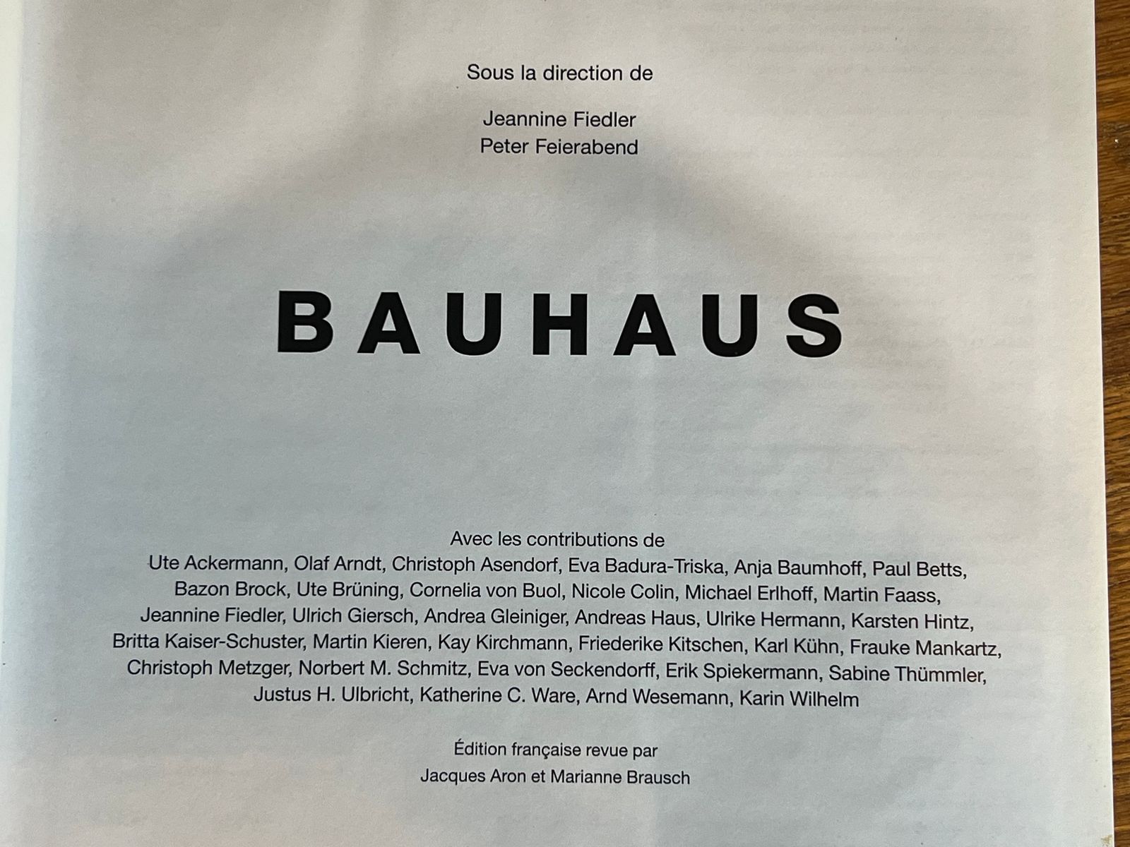 Bauhaus - Jeannine Fiedler - 2000 | Ouvrage de référence exhaustif sur le Bauhaus réunissant les contributions de plus de 40 spécialistes internationaux | Aufildeslivres.fr