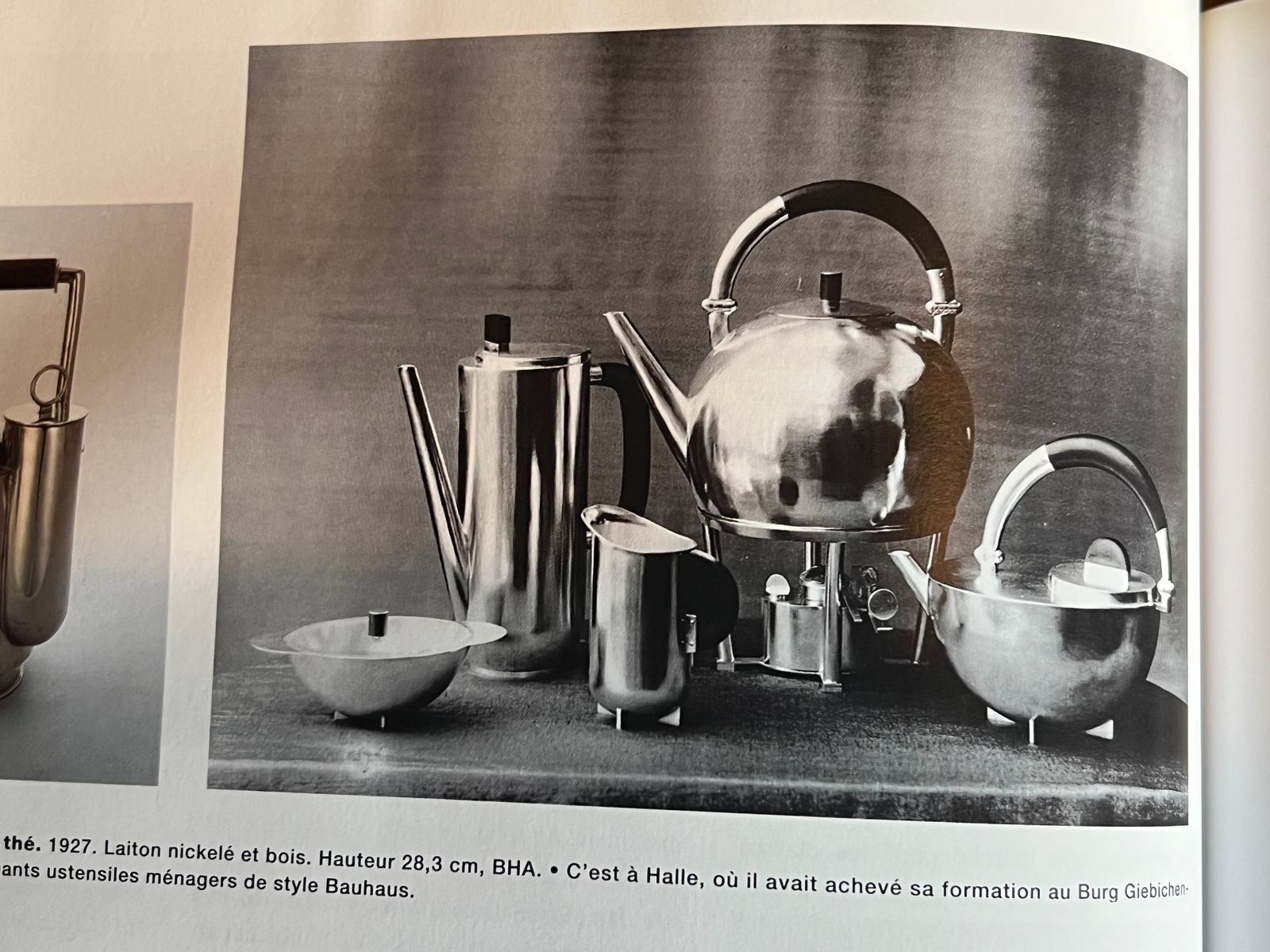 Bauhaus - Jeannine Fiedler - 2000 | Couverture complète des trois périodes du Bauhaus : Weimar, Dessau et Berlin, avec analyses détaillées de chaque atelier | Aufildeslivres.fr