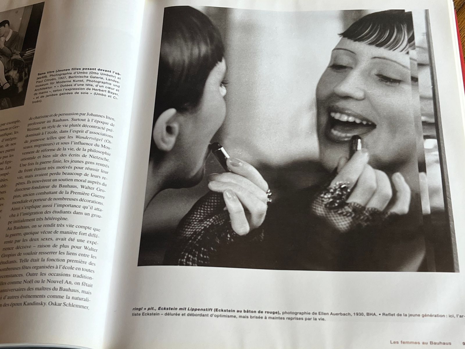 Bauhaus - Jeannine Fiedler - 2000 | Couverture complète des trois périodes du Bauhaus : Weimar, Dessau et Berlin, avec analyses détaillées de chaque atelier | Aufildeslivres.fr
