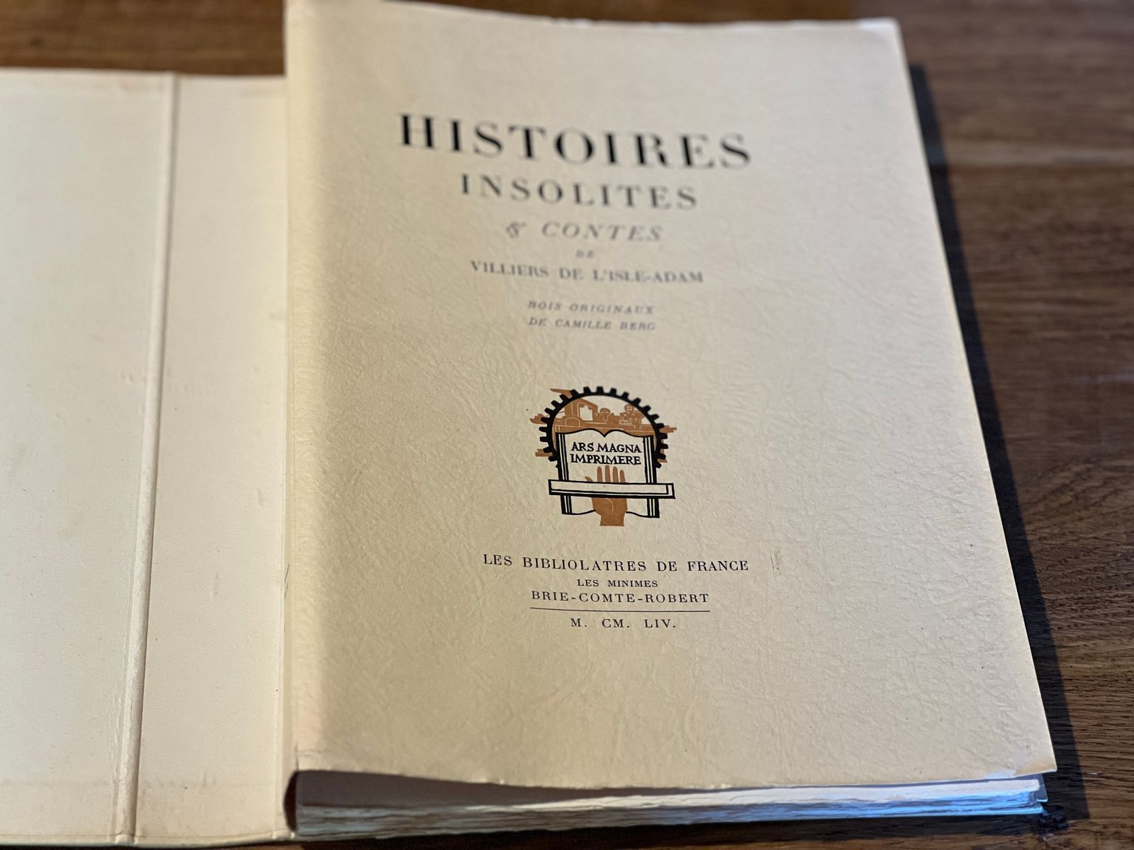 Histoires insolites & Contes - Auguste de Villiers de l'Isle-Adam - 1954 | Exemplaire numéroté (n° 1139) d'une édition bibliophilique de luxe tirée sur papier pur chiffon BEK des Papeteries de Rives, assurant une conservation optimale et une présentation d'une rare noblesse matérielle. | Aufildeslivres.fr