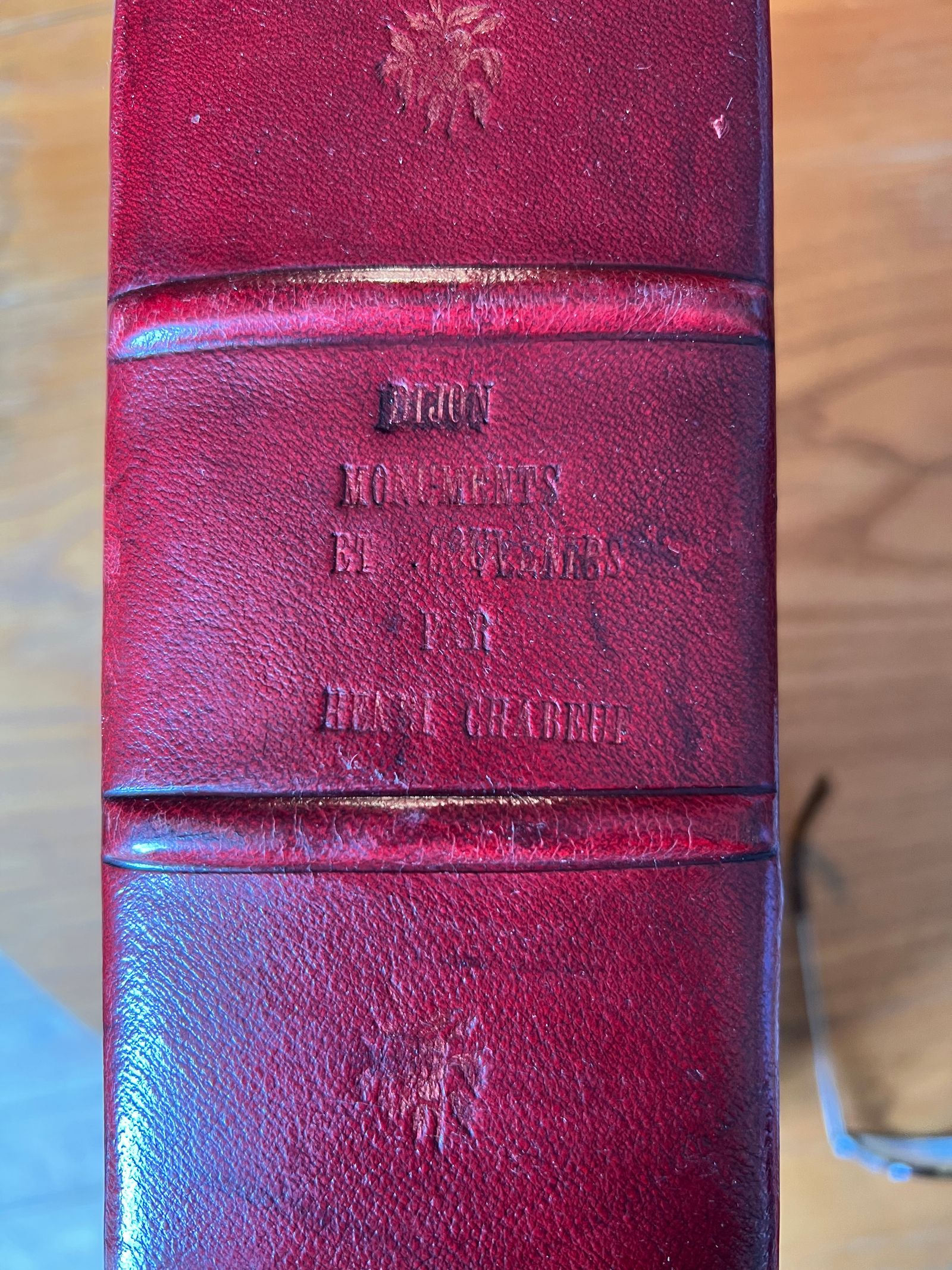 Dijon Monuments et Souvenirs - Henri Chabeuf - 1894 | Orné de 140 photogravures réalisées par Chesnay, ce volume est un témoignage visuel exceptionnel sur l'état des monuments dijonnais avant les transformations du XXe siècle, constituant à lui seul un album photographique historique de grande valeur | Aufildeslivres.fr