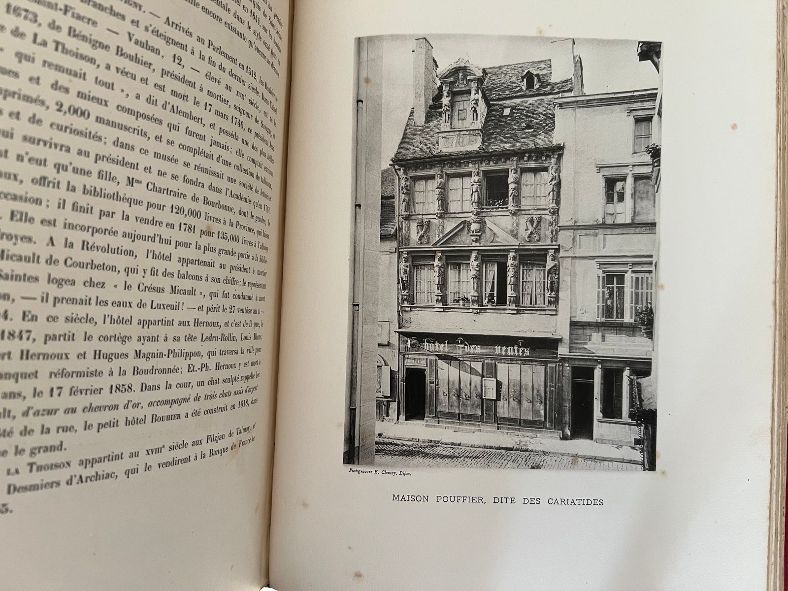 Dijon Monuments et Souvenirs - Henri Chabeuf - 1894 | Exemplaire rare et recherché d'une édition tirée à petit nombre, publié par un éditeur dijonnais local, aujourd'hui introuvable dans le commerce ordinaire et très prisé des bibliophiles de Bourgogne | Aufildeslivres.fr