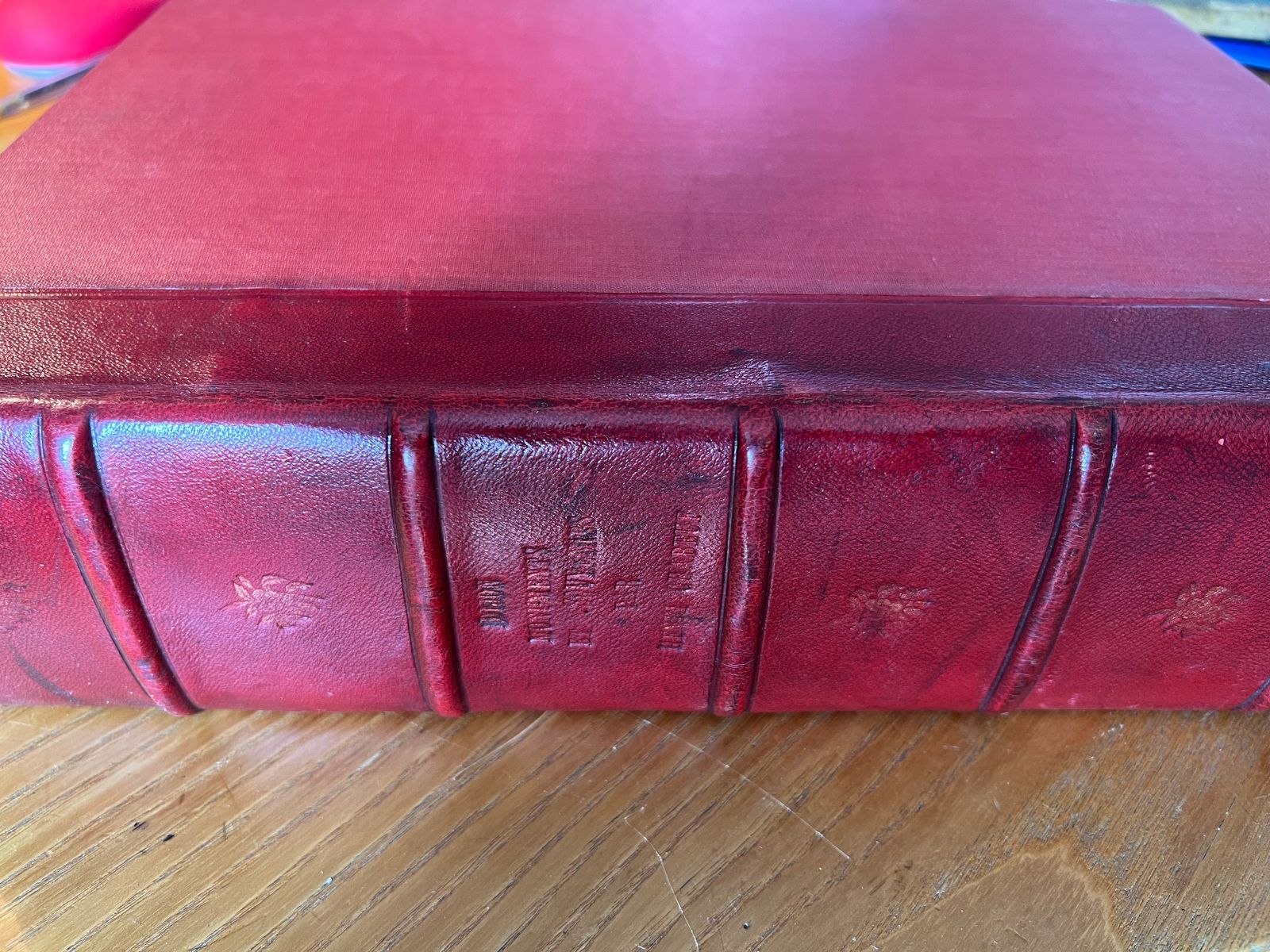 Dijon Monuments et Souvenirs - Henri Chabeuf - 1894 | L'œuvre d'un érudit reconnu, membre de l'Académie de Dijon et de la Commission des Antiquités, qui confère à l'ouvrage une autorité scientifique et une profondeur documentaire rares pour l'époque | Aufildeslivres.fr