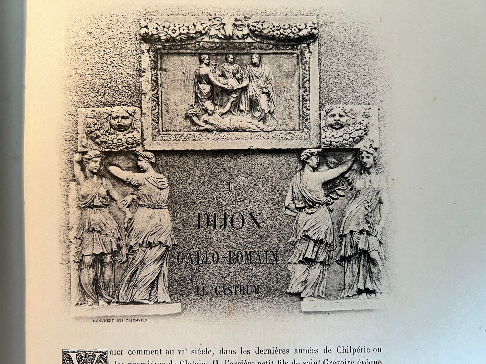 Dijon Monuments et Souvenirs - Henri Chabeuf - 1894 | Exemplaire rare et recherché d'une édition tirée à petit nombre, publié par un éditeur dijonnais local, aujourd'hui introuvable dans le commerce ordinaire et très prisé des bibliophiles de Bourgogne | Aufildeslivres.fr