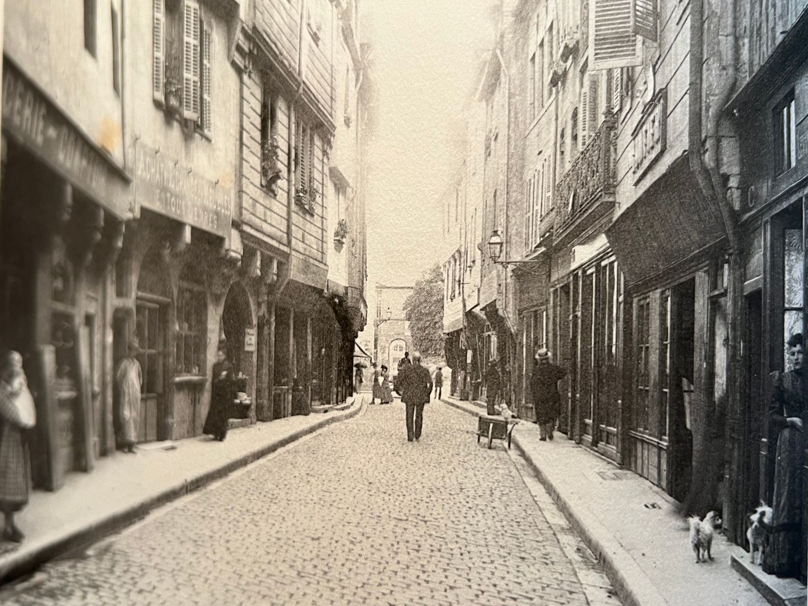 Dijon Monuments et Souvenirs - Henri Chabeuf - 1894 | Un document patrimonial de premier ordre sur l'architecture et les monuments de Dijon à la fin du XIXe siècle, irremplaçable pour quiconque s'intéresse à l'histoire de la capitale bourguignonne | Aufildeslivres.fr