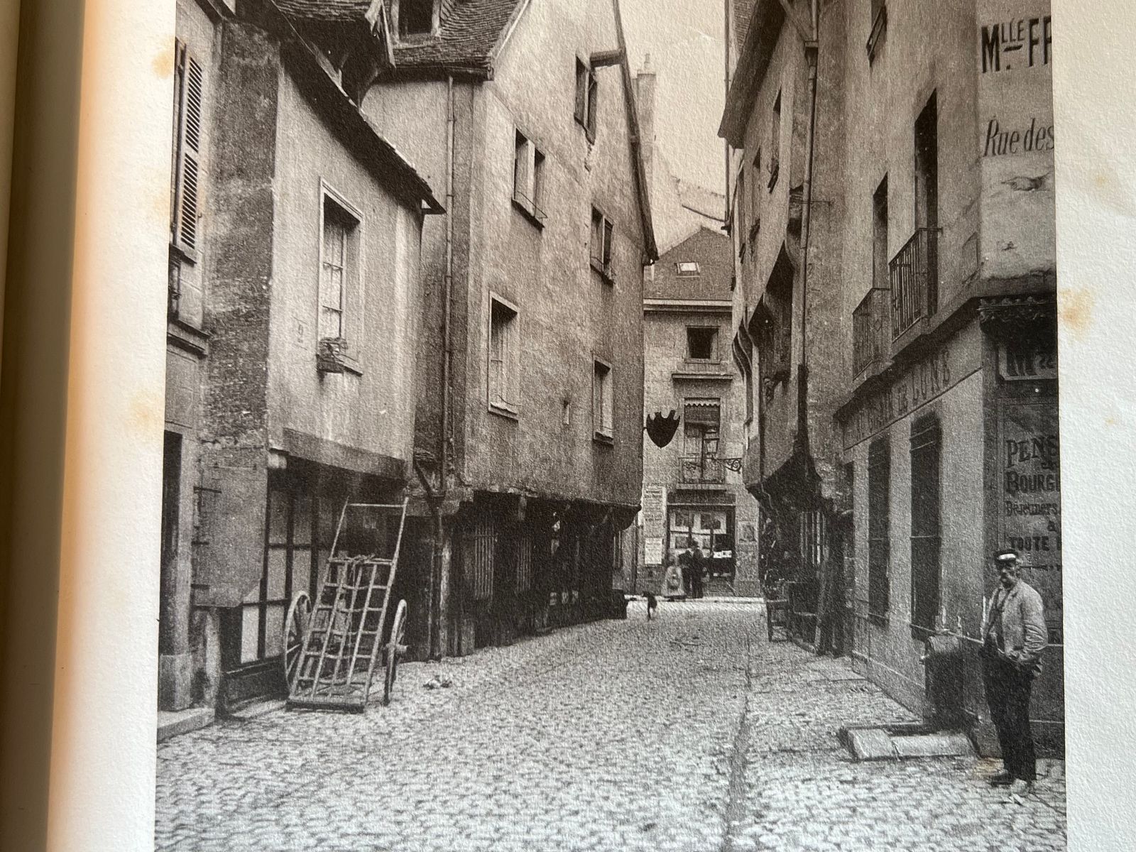 Dijon Monuments et Souvenirs - Henri Chabeuf - 1894 | Orné de 140 photogravures réalisées par Chesnay, ce volume est un témoignage visuel exceptionnel sur l'état des monuments dijonnais avant les transformations du XXe siècle, constituant à lui seul un album photographique historique de grande valeur | Aufildeslivres.fr