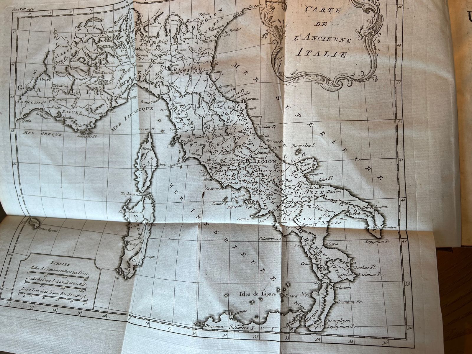 Histoire Universelle - Tome VIII - Une Société de Gens de Lettres - 1770 | Pièce d'un ensemble encyclopédique de 44 volumes représentant l'une des plus vastes synthèses historiques jamais produites en Europe, dont la réunion complète est aujourd'hui extrêmement rare | Aufildeslivres.fr