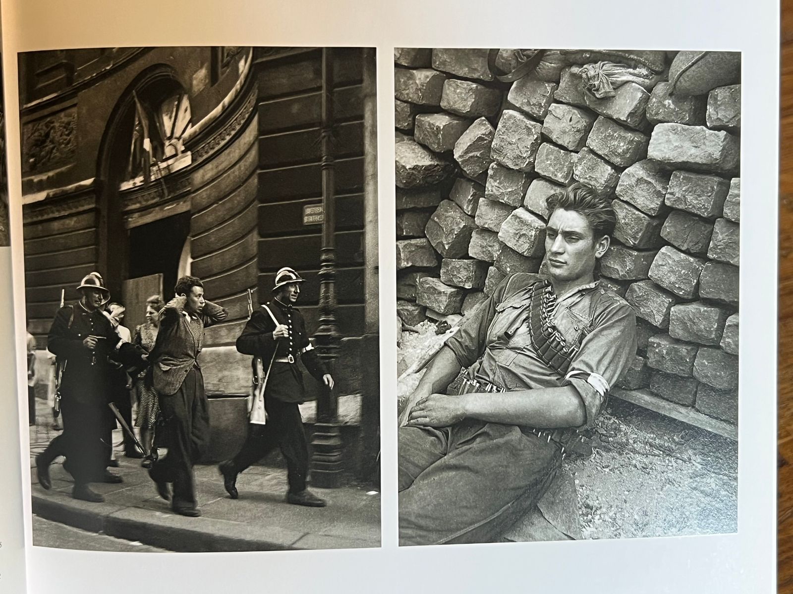 Robert Doisneau - La vie d'un photographe - Peter Hamilton - 1995 | Préface de Sabine Azéma, ajoutant une touche de prestige cinématographique | Aufildeslivres.fr
