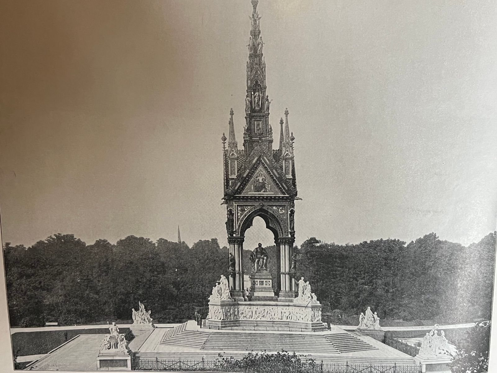 Recueil de 3 ouvrages en reliure de cuivre : 200 photogravures du XIXe siècle, Album National, Campagne de 1799 - - 1895 | Réunion de 3 ouvrages rares incluant 200 photogravures du XIXe siècle | Aufildeslivres.fr