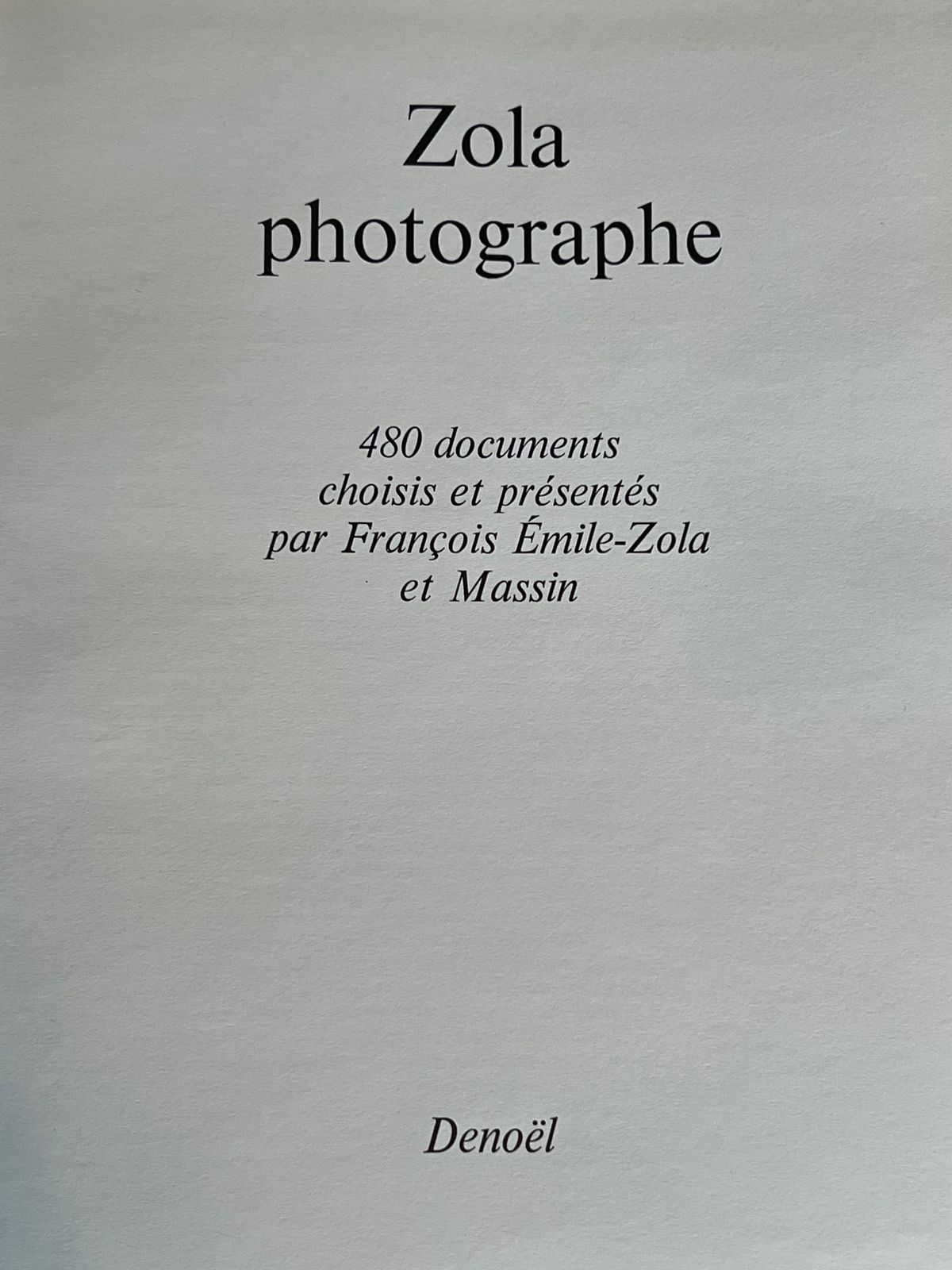 Zola photographe - François Emile-Zola et Massin - 1979 | Mise en page exceptionnelle par Massin, typographe et designer graphique légendaire, créant un livre-objet d'une beauté remarquable | Aufildeslivres.fr